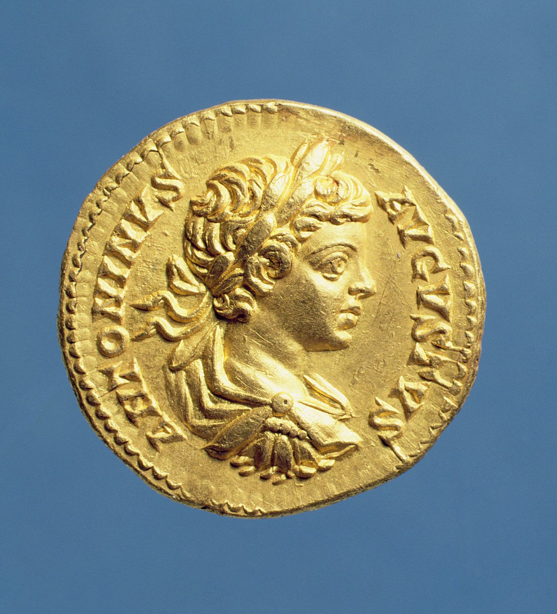 Aureus (forsiden) med Carcallas (196-217) hoved af druer, kyrasseret, iført laurbærkrans. Udmøntet under Septimus Severus (193-211) Indskrift: ANTONINVS AVGUSTVS (guld) af Roman