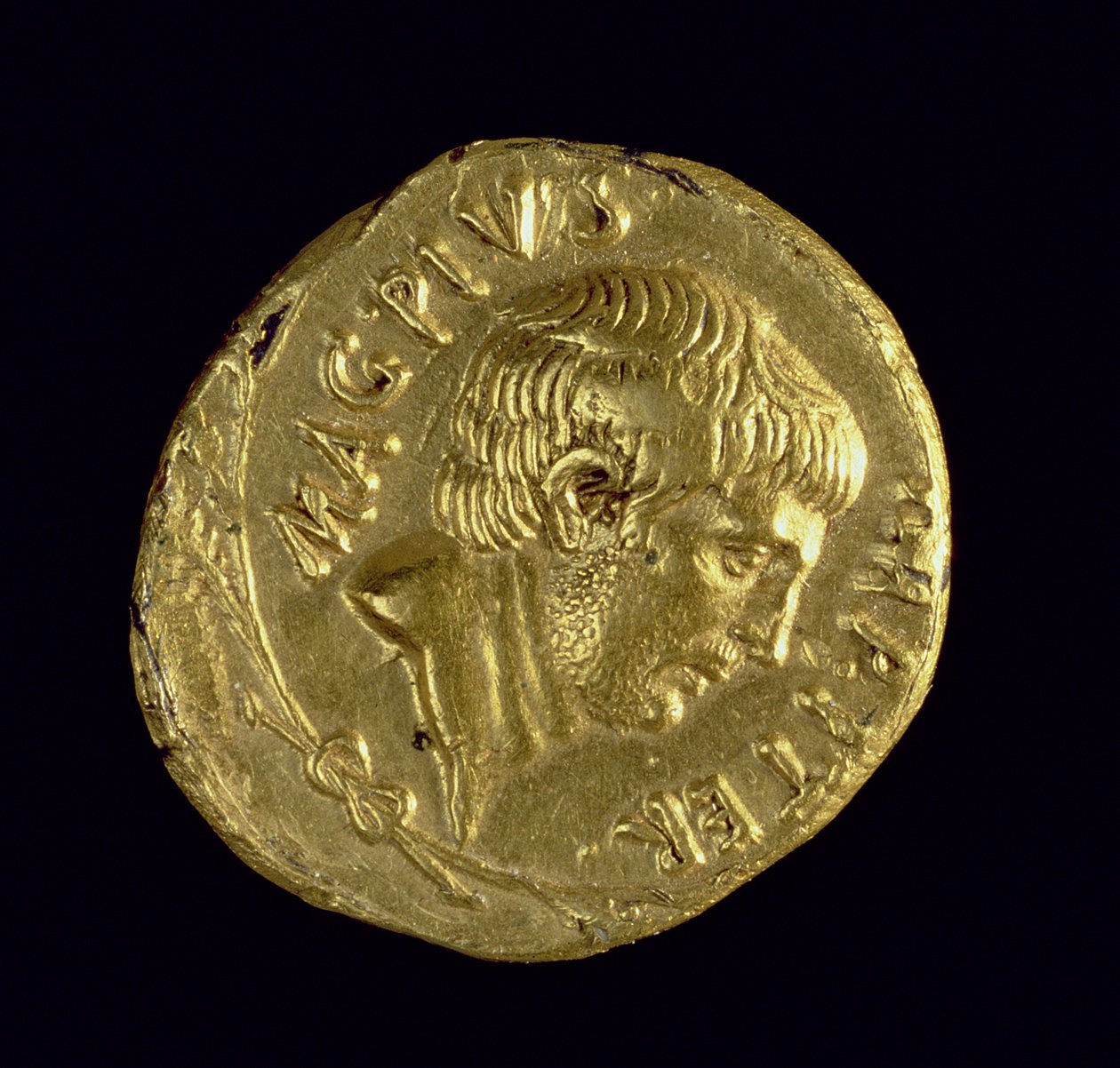 Aureus (forside) med det bare hoved af Sextus Pompeius (78-35 f.Kr.) Inskription: MAG PIVS IMP ITER (guld) (for bagside se 119143) af Roman
