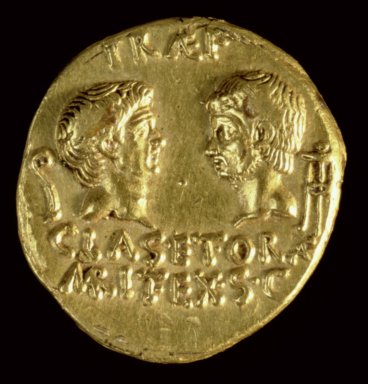 Aureus (omvendt) præget af Sextus Pompeius (75-35 f.Kr.) med modstående hoveder af GN Pompeius Magnus og Gn Pompeius Junior (guld) Inskription: af Roman