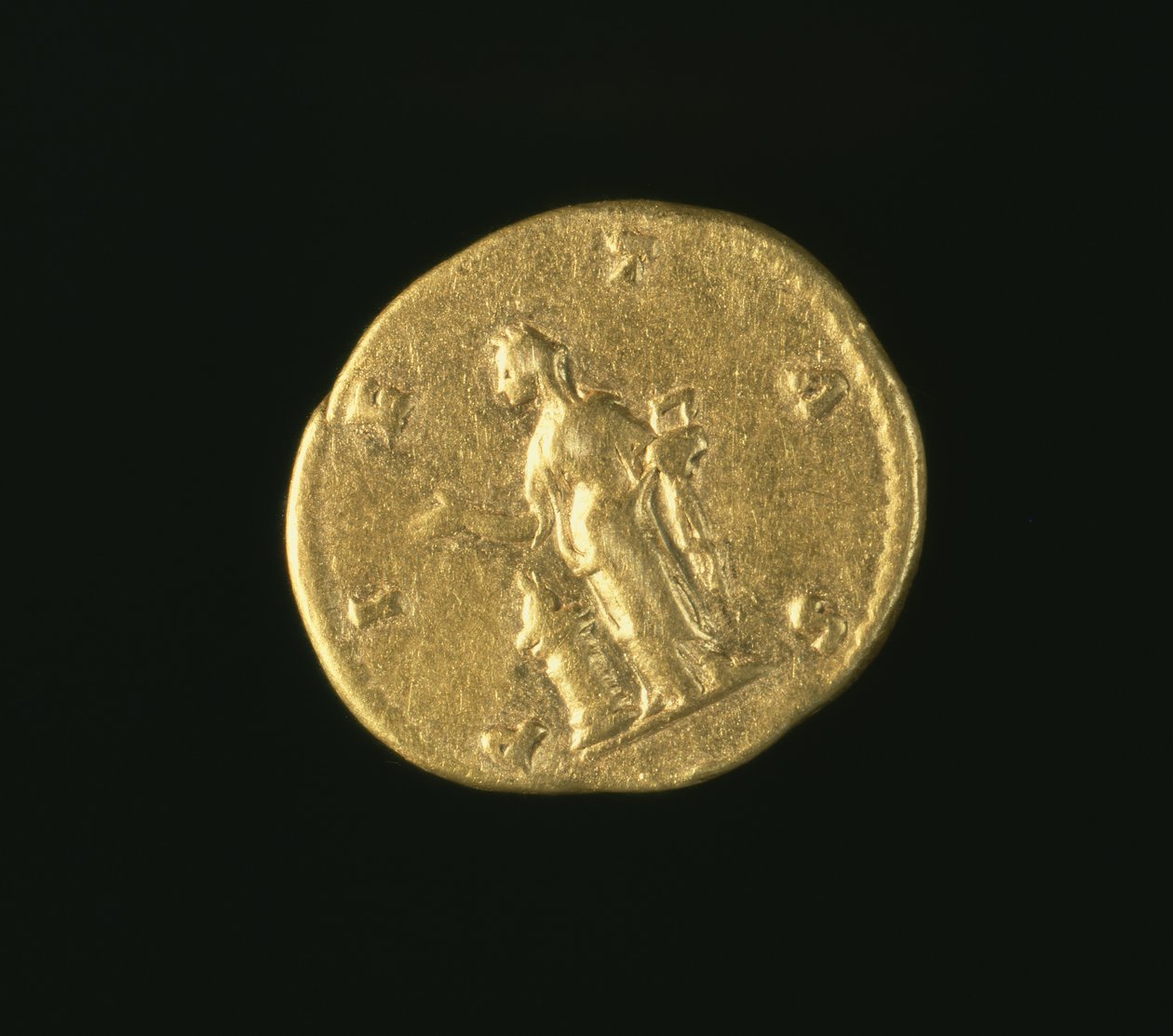 Aureus (bagside) af Lucilla, datter af Marcus Aurelius (161-180 e.Kr.), der forestiller Pietas stående til venstre, der ofrer over alteret. Indskrift: PIETAS (guld) (for forsiden se 119146) af Roman