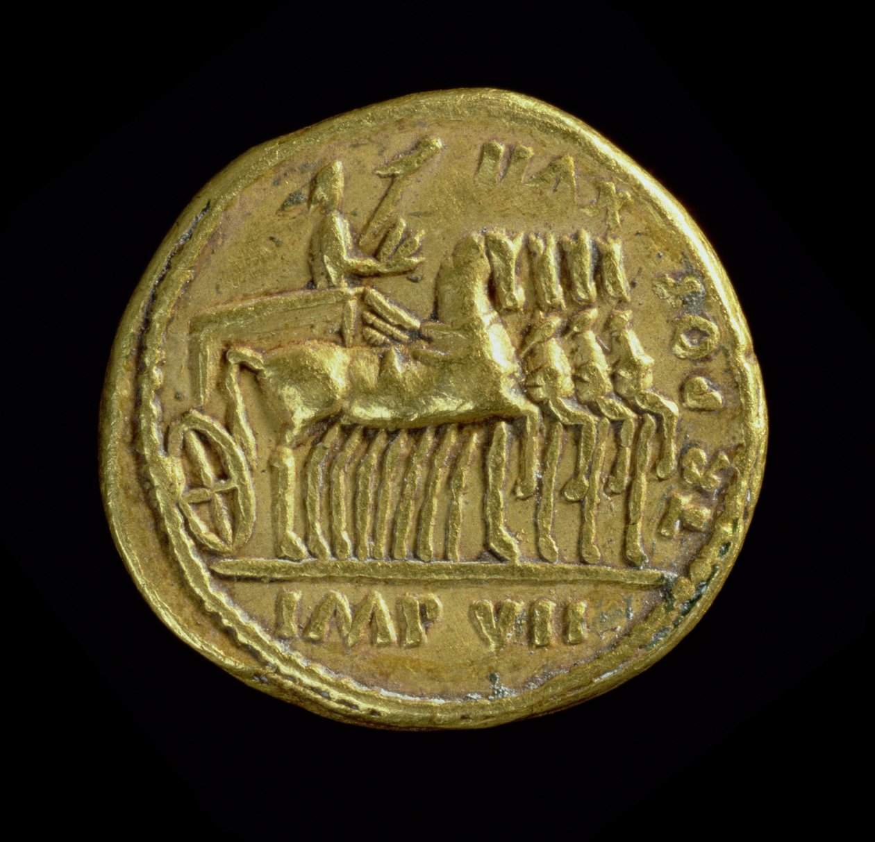 Aureus (bagside) af Tiberius (14-1937 e.Kr.), der viser kejseren i en firhestet vogn til højre. (guld) Indskrift: TR POT XVII IMP VII (for forsiden se 119137) af Roman