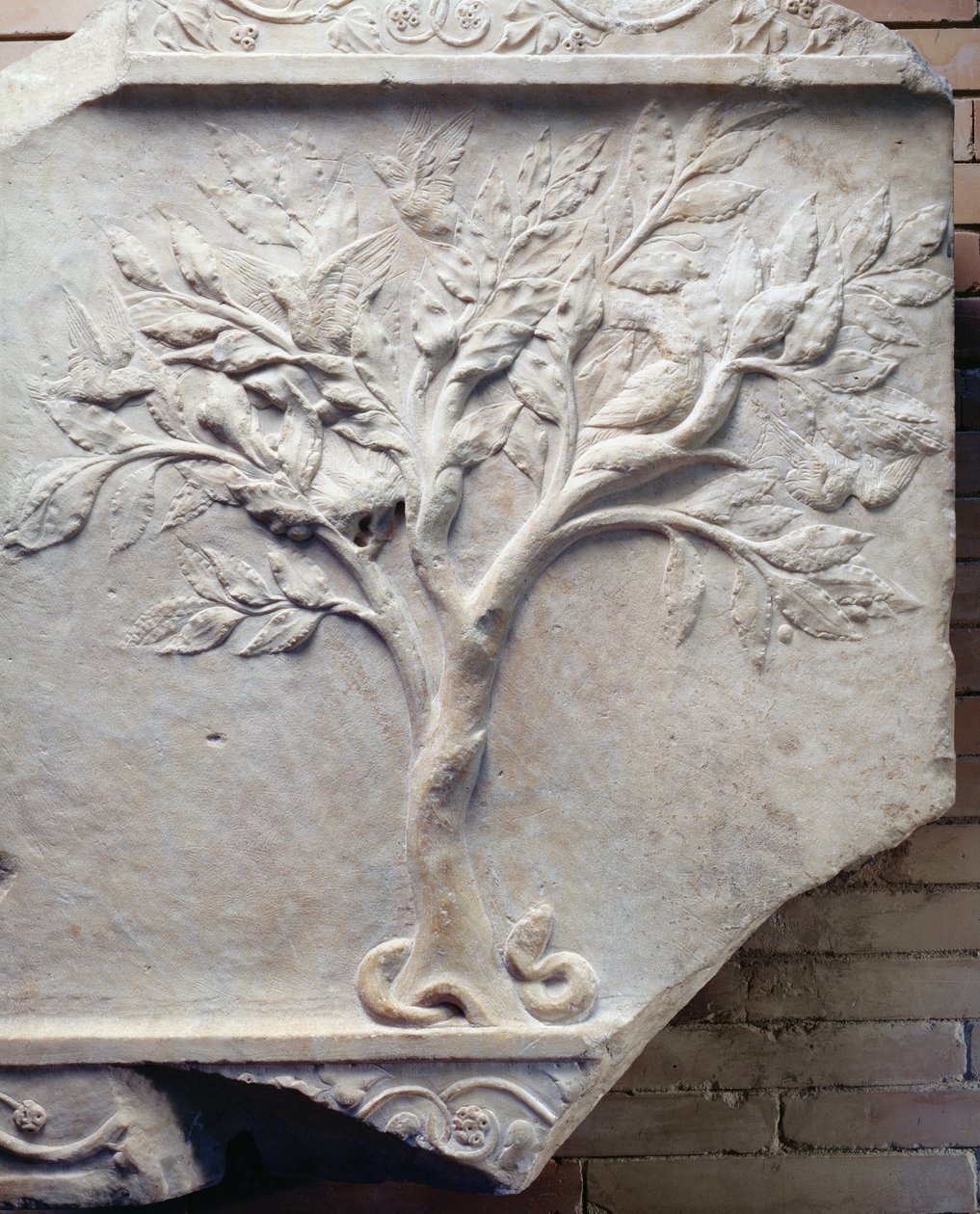 Bas-relief af et træ, med fugle i grenene og en slange i bunden (marmor) af Roman