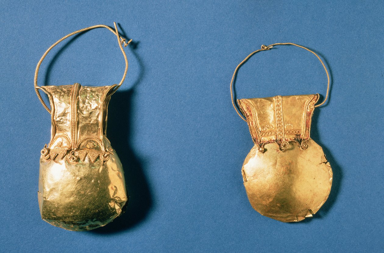 Bulla, amulet båret af frifødte romerske børn, indtil de nåede modenhed, Herculaneum, romersk, 1. århundrede (guld) af Roman