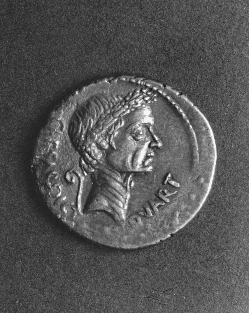 Mønt med et portræt af Julius Cæsar (101-44 f.Kr.) (metal) af Roman
