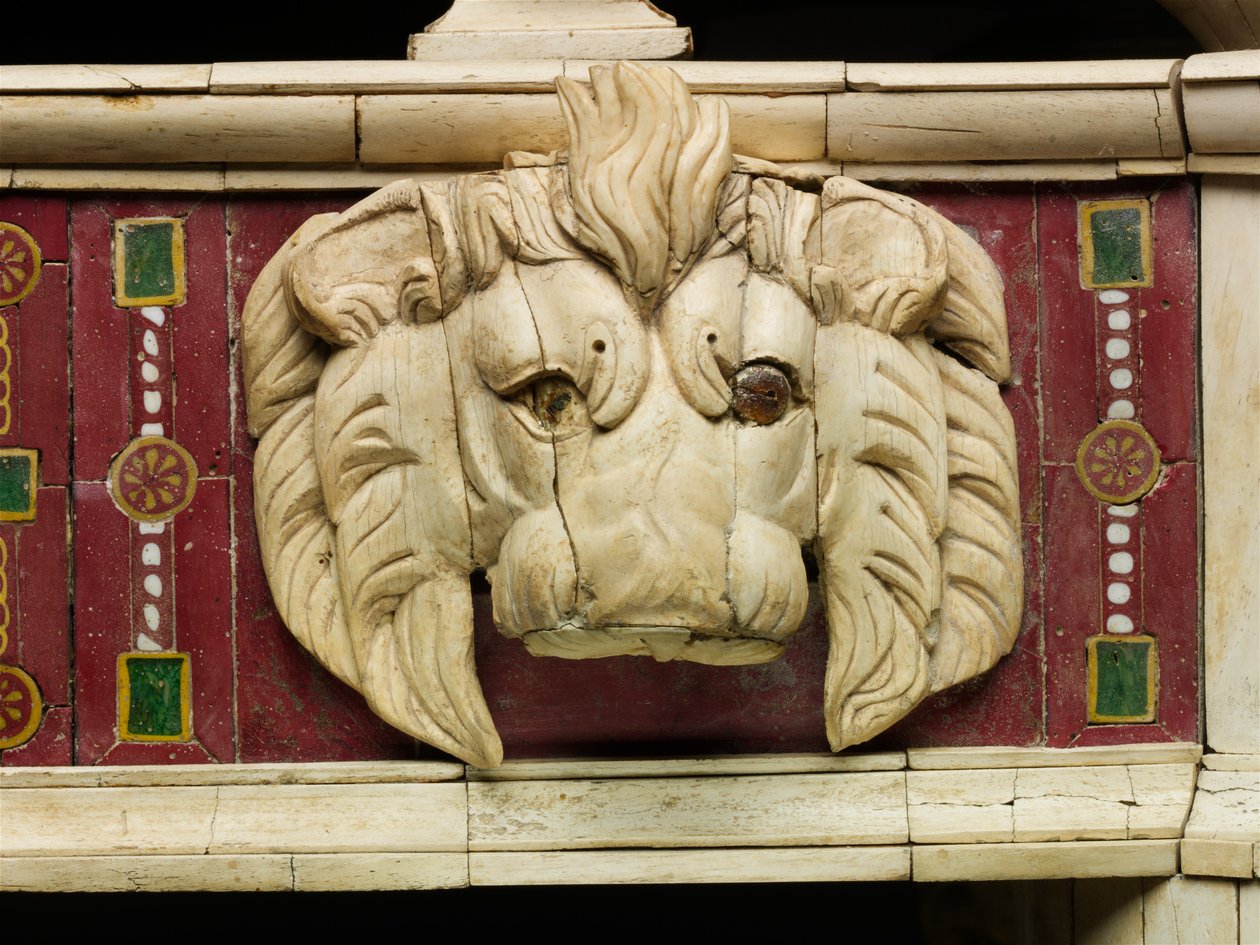 Sofa detalje med løvehoved udskåret af ben og glasindlagte øjne, ca. 100 e.Kr. (træ, ben og glas) af Roman
