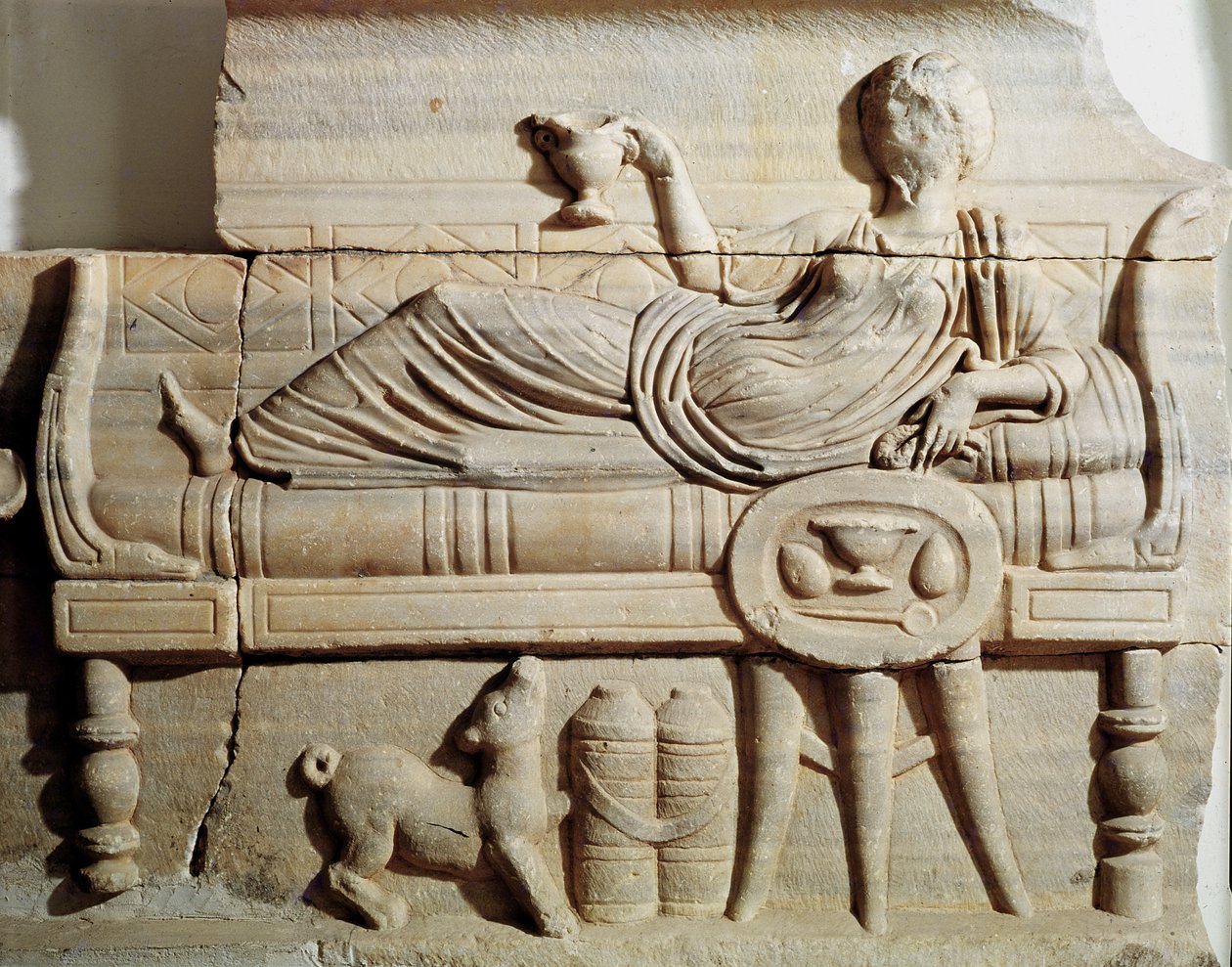 Detalje fra en sarkofag, der forestiller en kvinde tilbagelænet på en bænk af Roman
