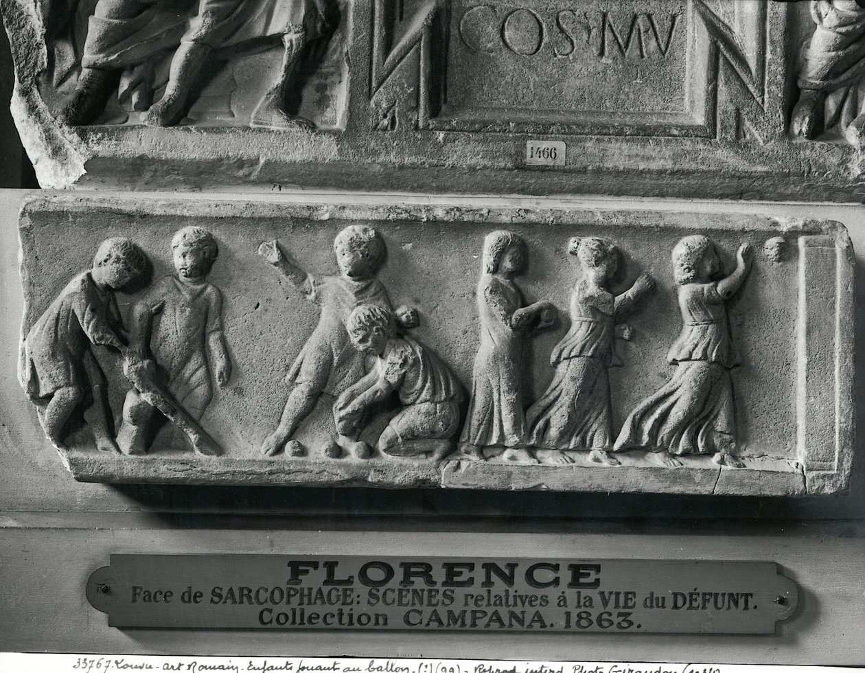 Detalje fra en sarkofag, der forestiller børn, der leger med en bold og spiller skåle af Roman