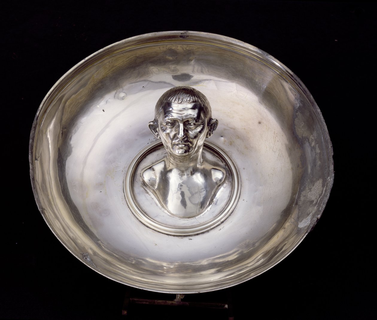 Fad med busten af en mand indeni, fra Boscoreale Treasure, nær Pompeji (sølv) (set forfra) af Roman
