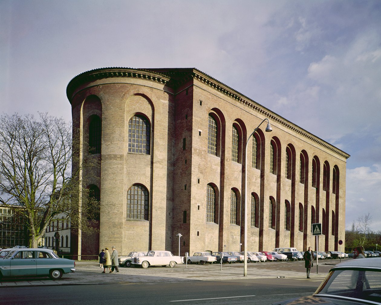 Udvendig udsigt over Aula Palatina, bygget c.310 af Roman