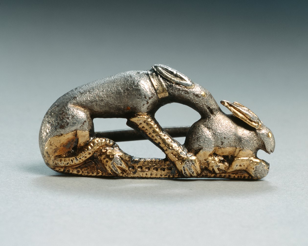 Fibula af en hund, der fanger en kanin (sølv og forgyldt) af Roman