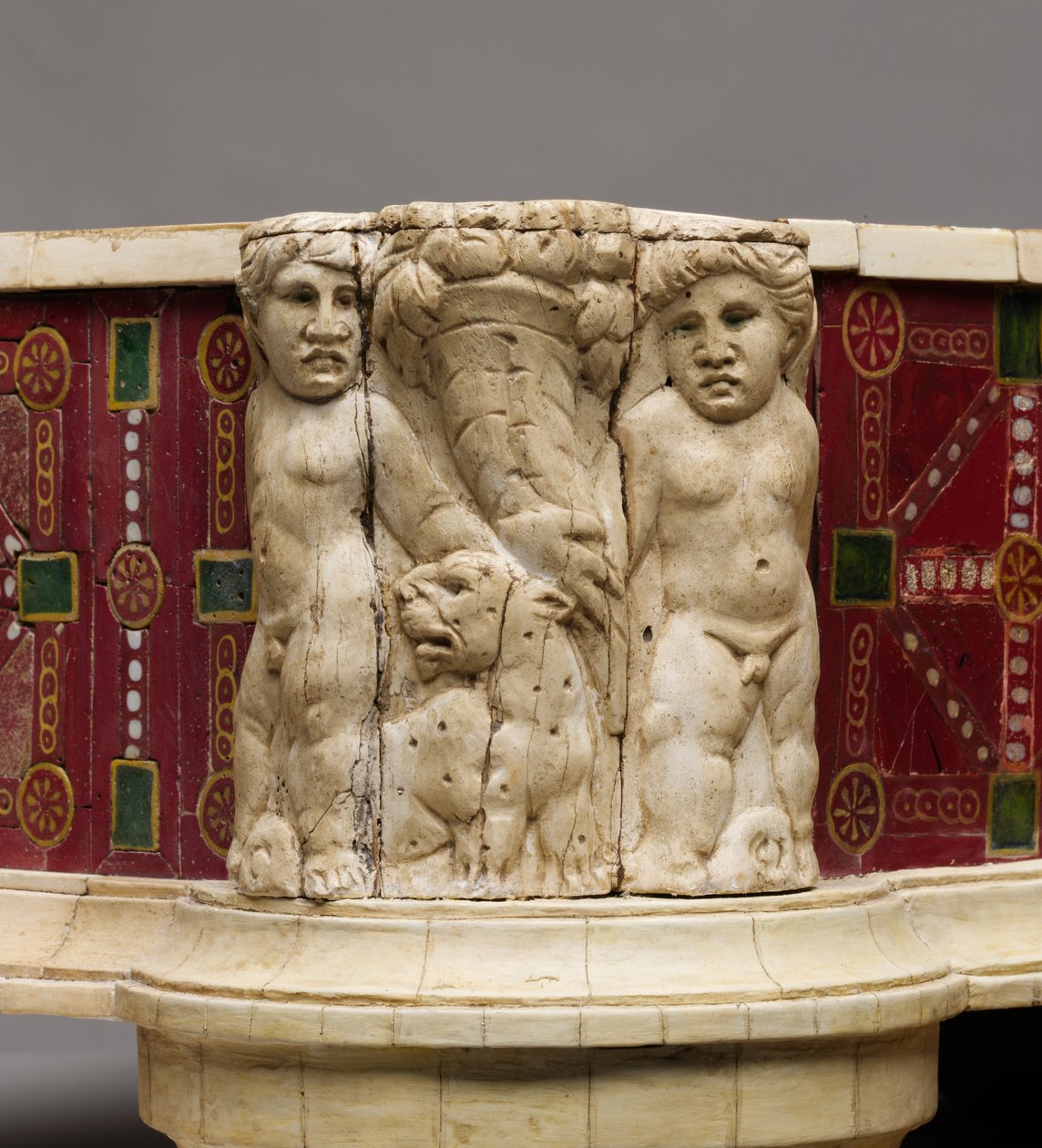 Fodskammeldetalje med knogleudskæring af amoriner, leoparder og overflødighedshorn, ca. 100 e.Kr. (træ, ben og glas) af Roman