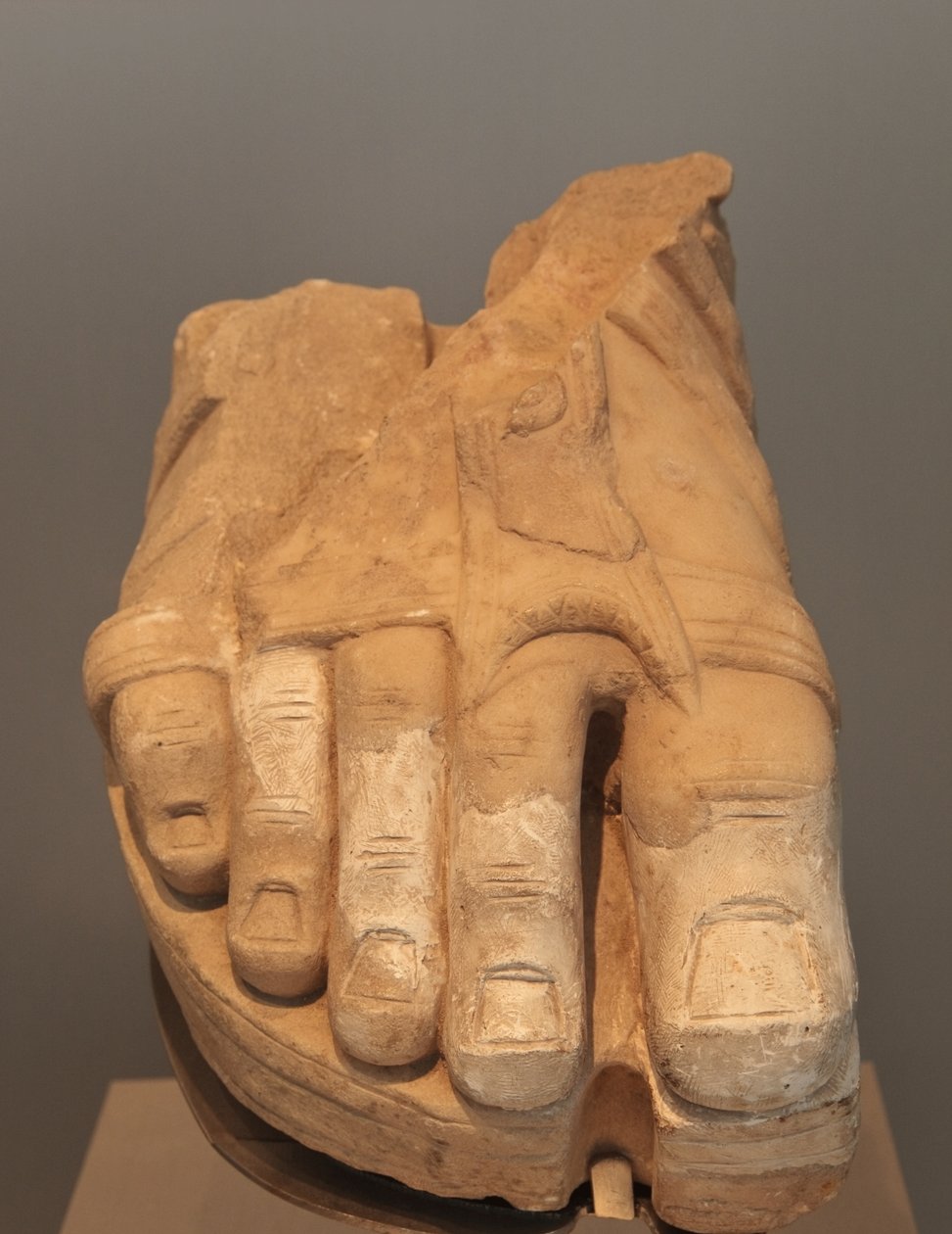 Fragment af en fod fra en kolossal statue, 1.-2. århundrede e.Kr. (marmor) af Roman