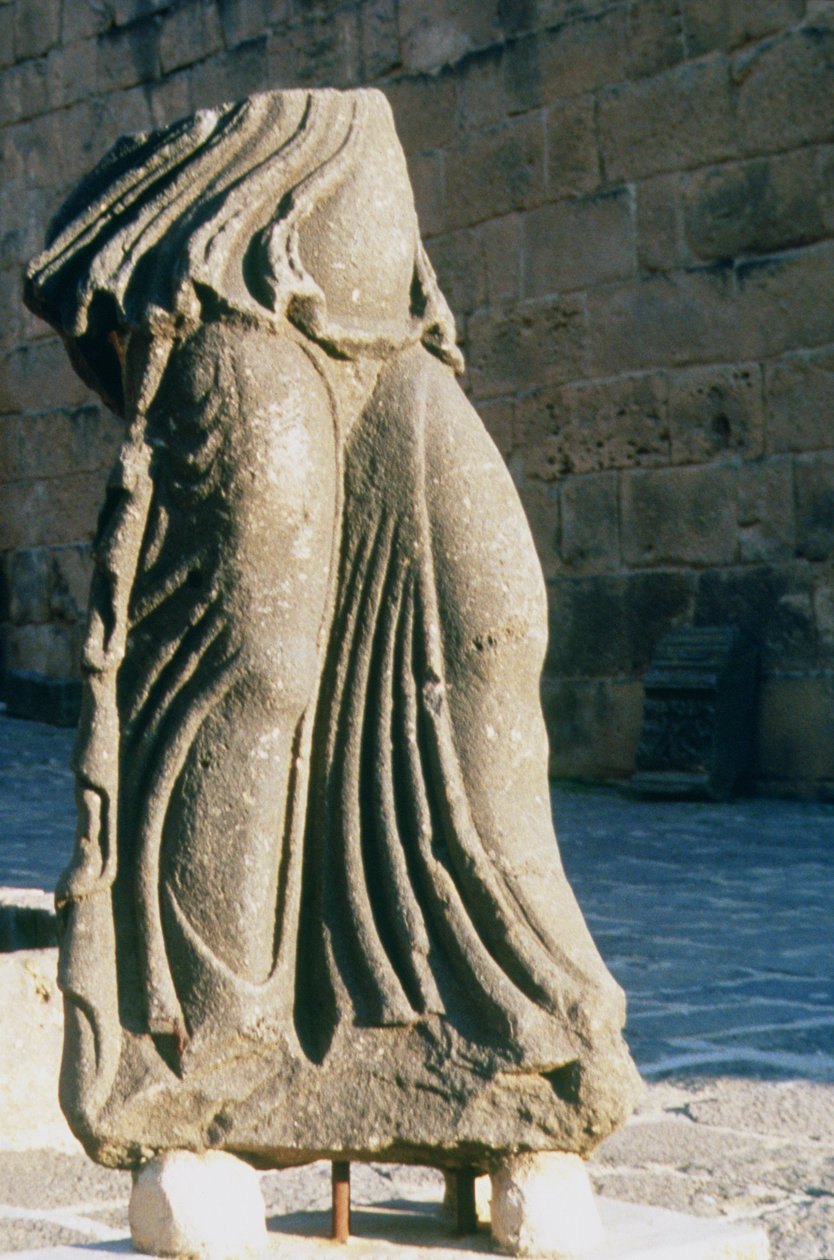 Fragment af en skulptur af en stående kvinde (basalt) af Roman