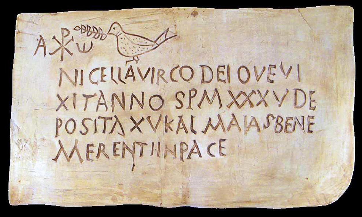 Begravelsesindskrift fra romerske katakomber med de tidlige kristne symboler (gips) af Roman