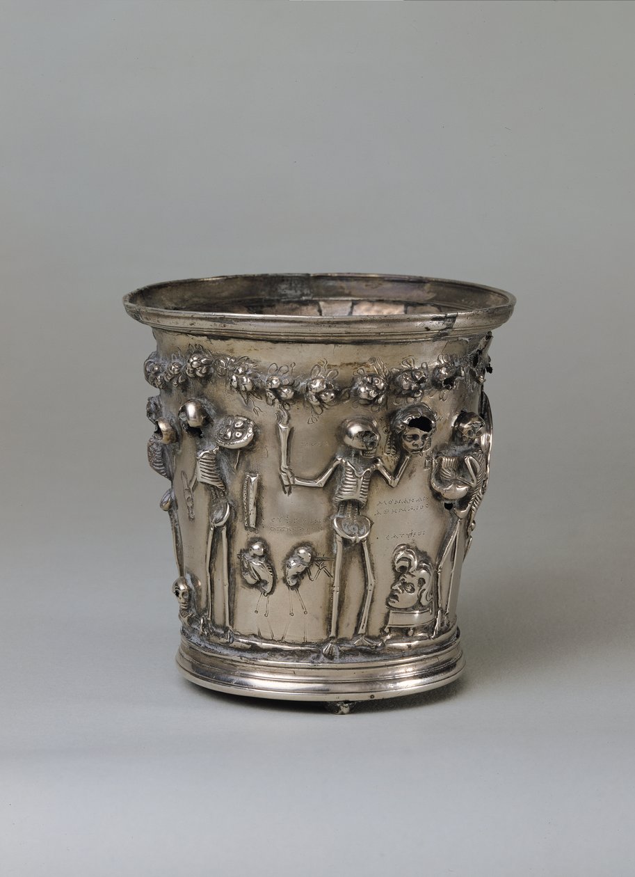 Pokal præget med skeletter, der holder masker, fra Boscoreale Treasure (sølv) af Roman