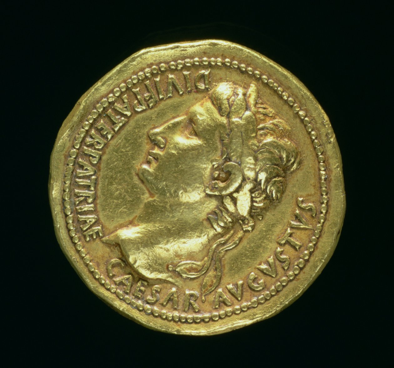 Guldmultipel (forside) af kejser Augustus (31 f.Kr.-14 e.Kr.) iført laurbærkrans. Præget c.07-06 f.Kr af Roman