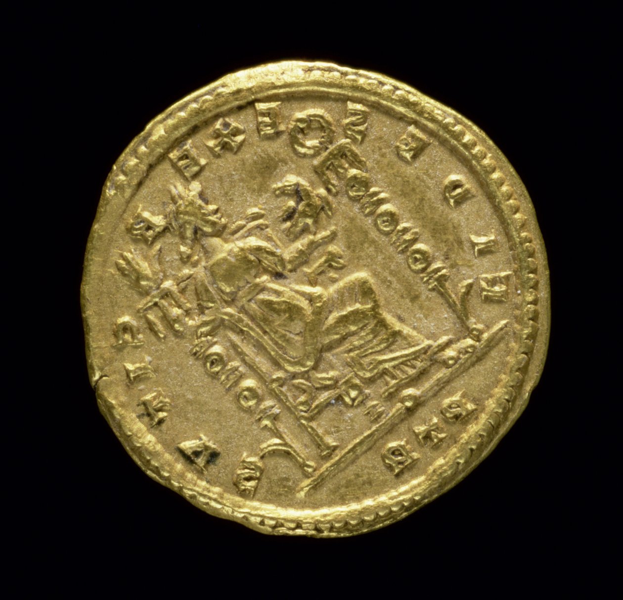 Guld solidus (omvendt) af Konstantin I den Store (306-337 e.Kr.) forestillende Fides siddende til venstre på tronen. Indskrift: FIDES EXERCITVS. Udmøntet i Trier af Roman