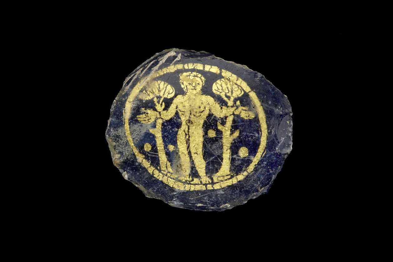 Medaljon med skægløs, korthåret nøgenfigur mellem to træer, 3.-4. århundrede e.Kr. (guld og glas) af Roman