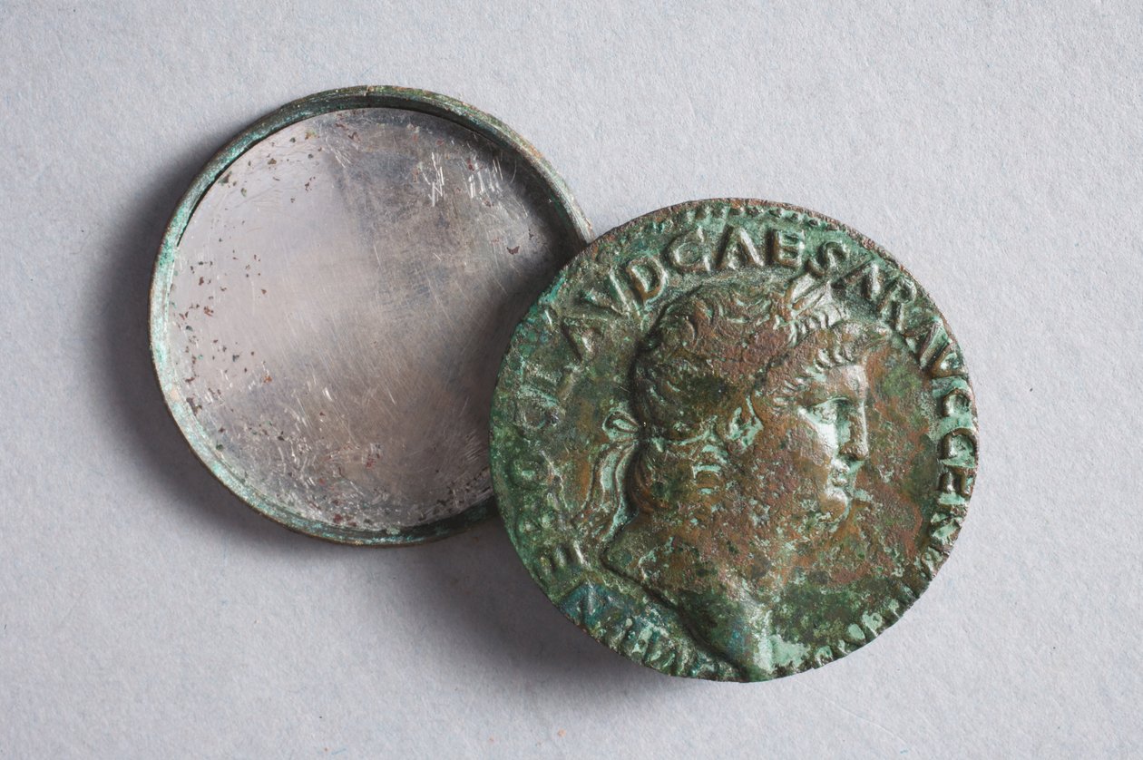Spejl dannet af to mønter af Nero (bronze) af Roman