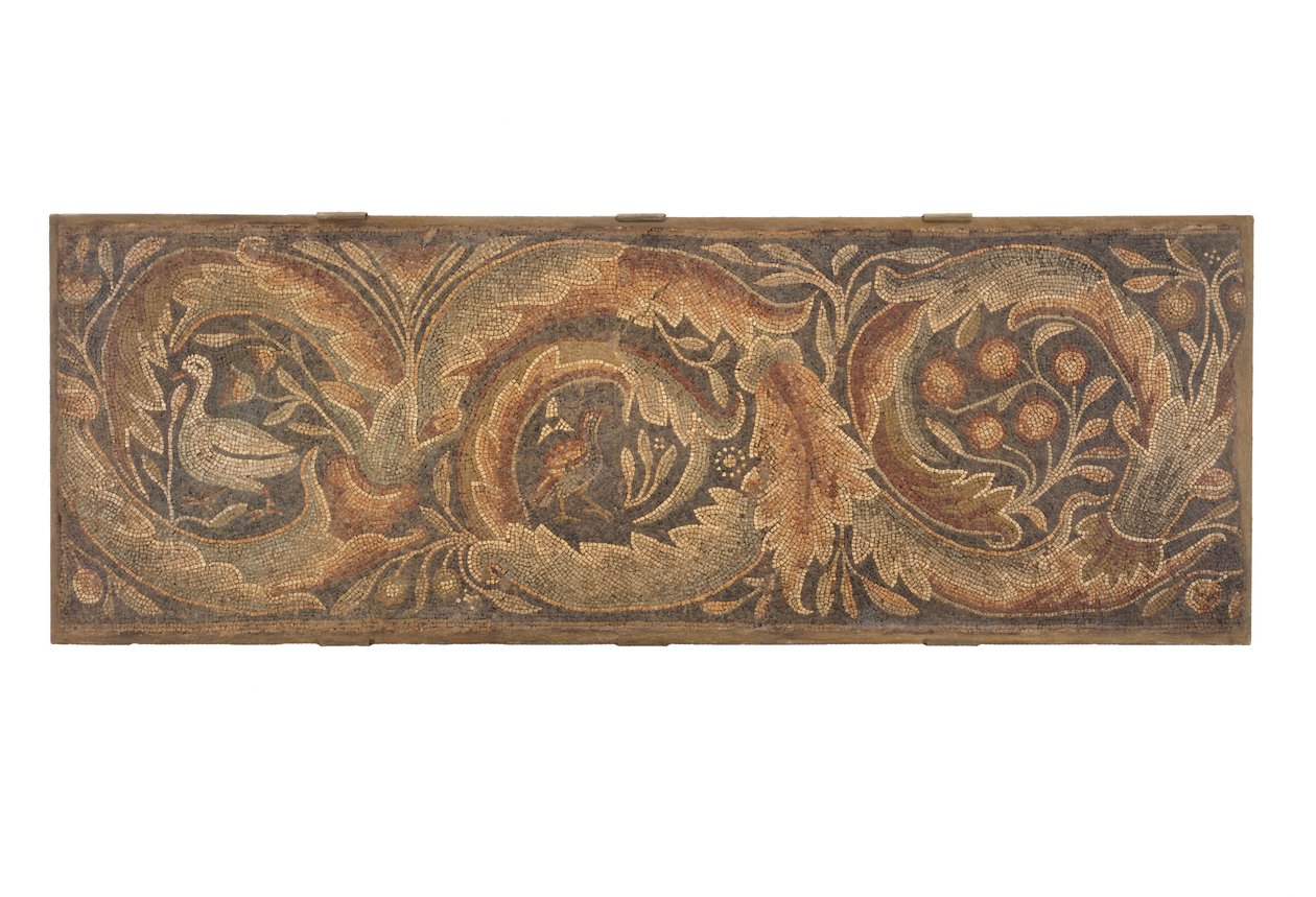 Mosaik med blomster- og fuglemotiver (stenmosaik) af Roman