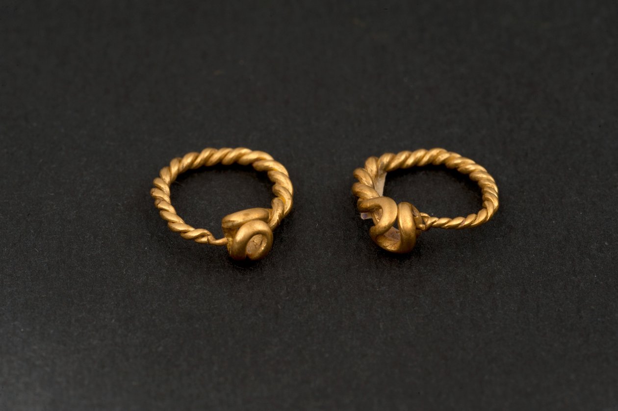 Et par øreringe (guld) af Roman