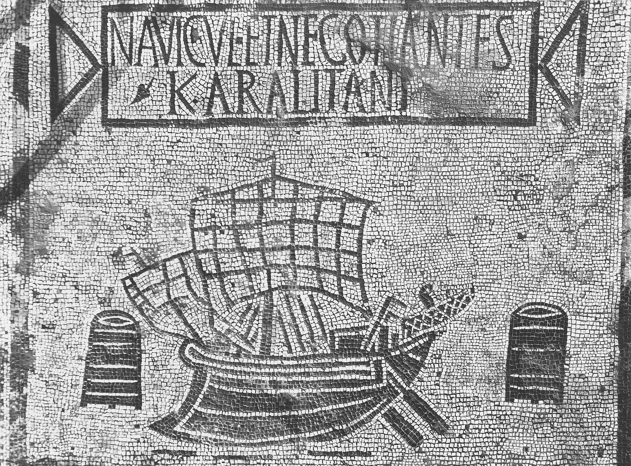 Fortovsdetalje fra Piazzale dell Corporazioni, der viser en nautisk scene (mosaik) af Roman