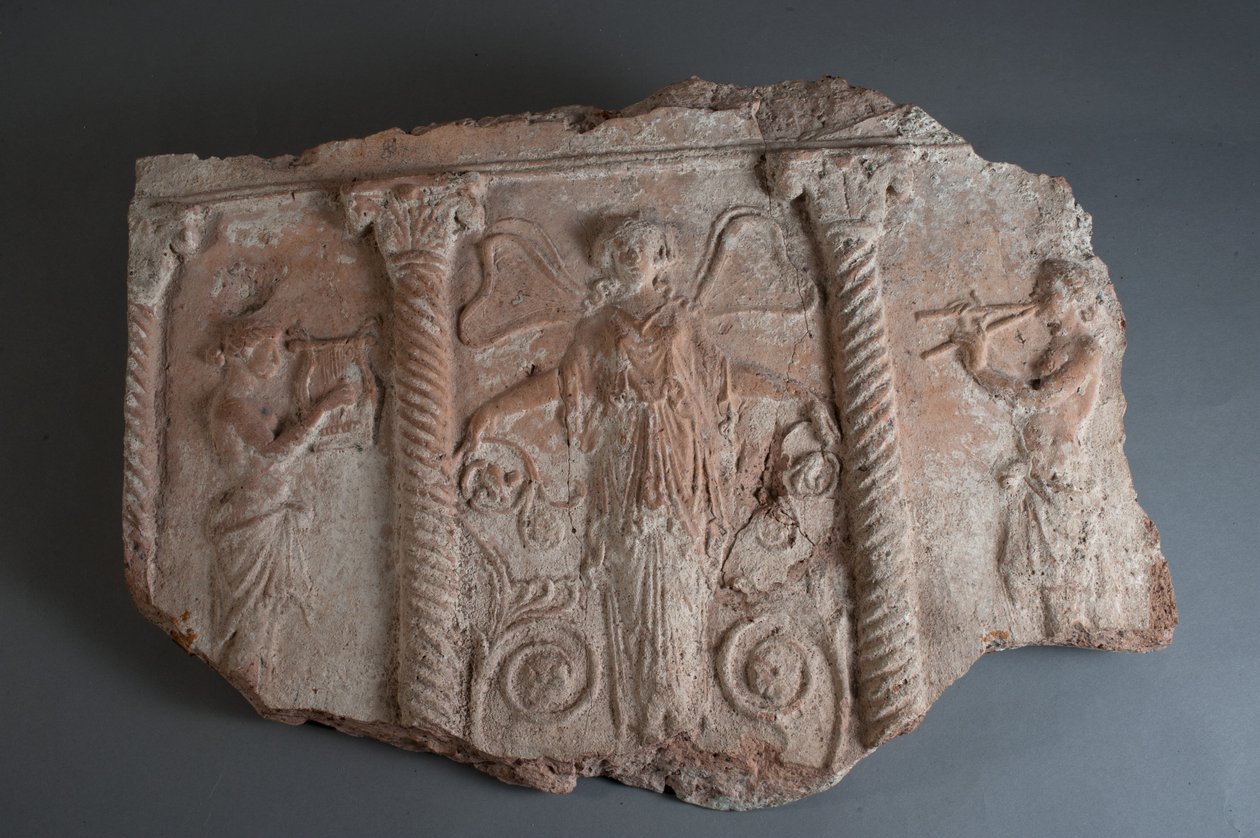 Tallerken med figurer, der spiller på musikinstrumenter (fragment) (terracotta) af Roman
