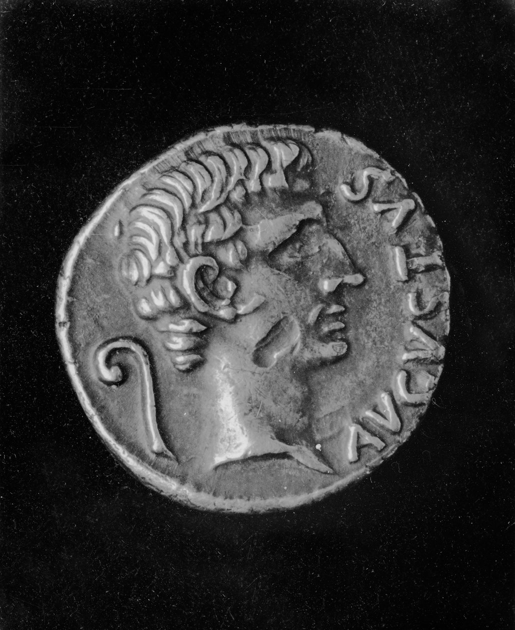 Portræt af kejser Augustus (63BC-14AD), på bagsiden af en mønt af Julia (39BC-14AD), datter af Augustus (metal) af Roman