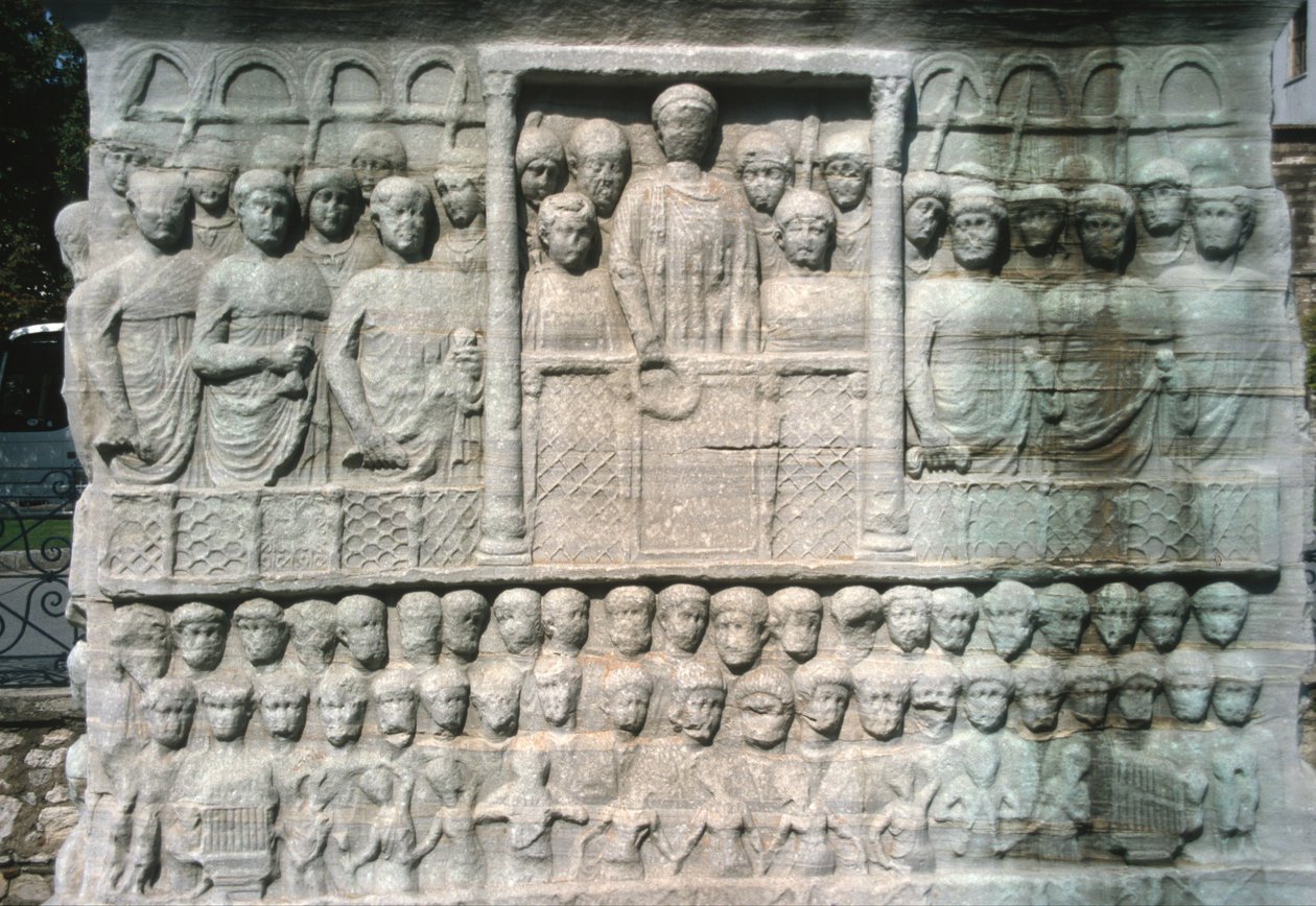 Relief på bunden af Obelisken af Theodosius I (347-395), også kendt som Obelisken af Tuthmosis III, fra Karnak (marmor) af Roman