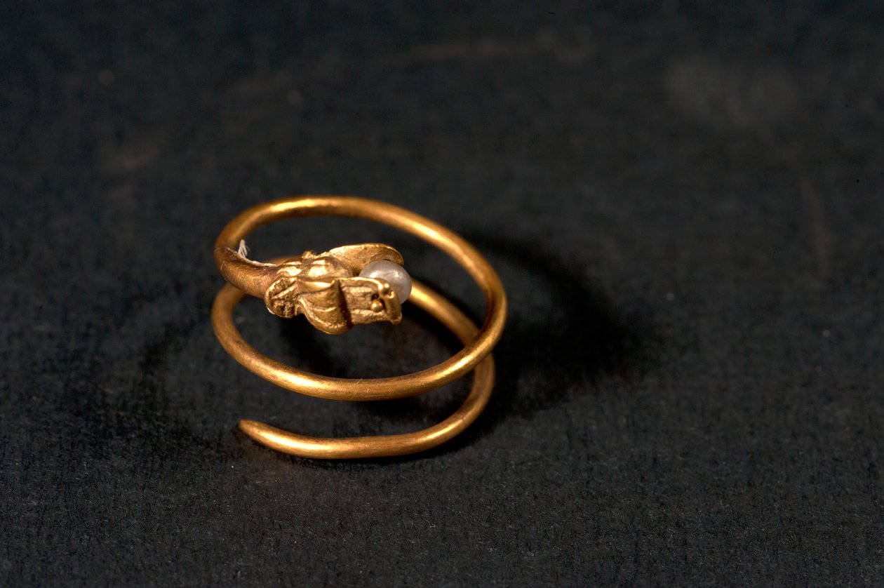 Ring med en perle i fra af en slange (guld og perle) af Roman