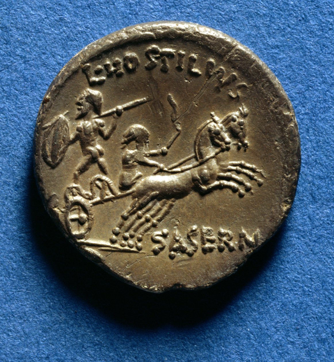 Romersk denar dekoreret med en vognmand og en adelig kriger, der kører på en keltisk krigsvogn, ca. 48 f.Kr. (guld) af Roman