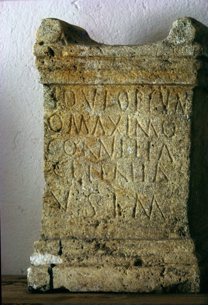 Romersk familiealter (udskåret sten) af Roman