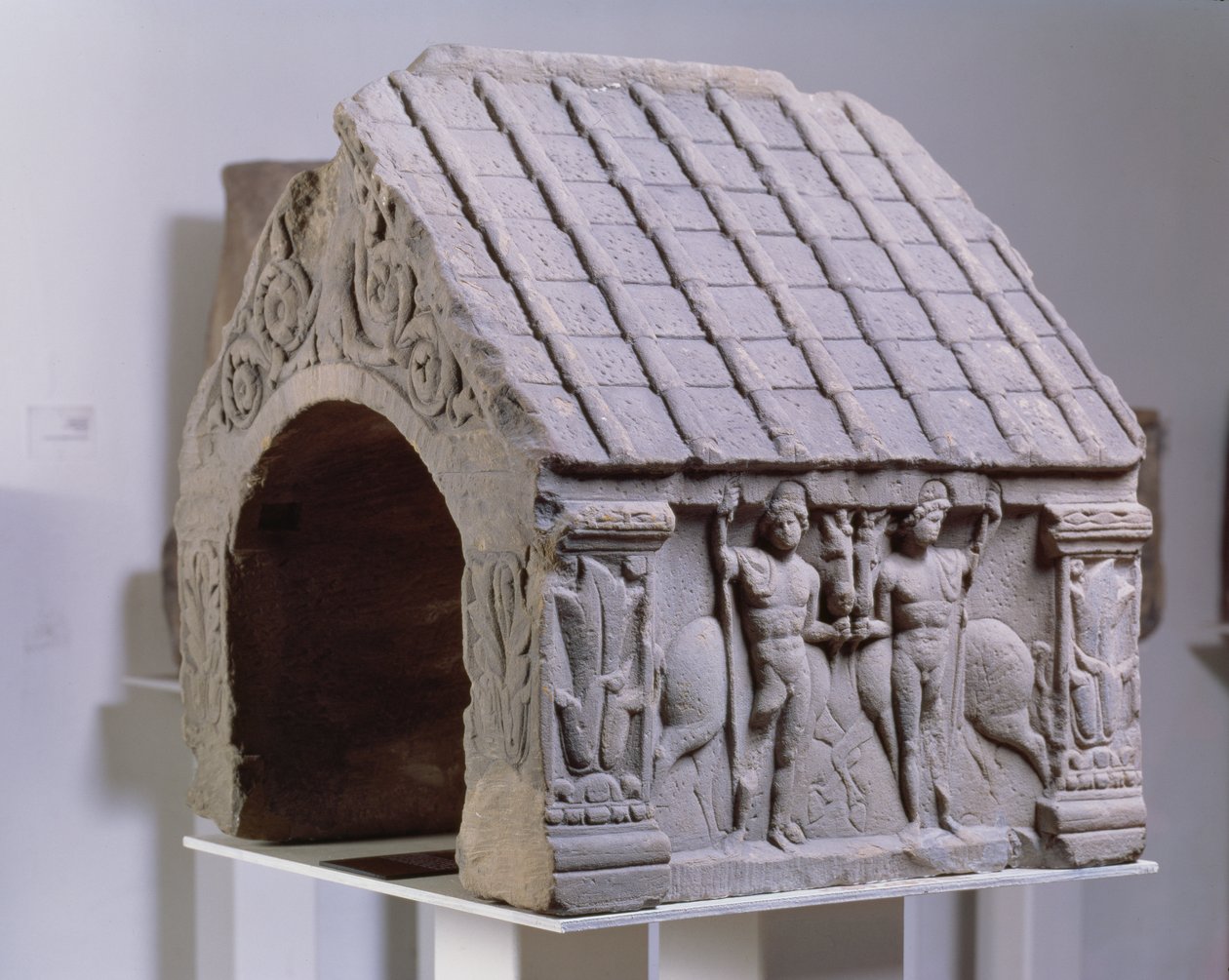 Offerhelligdom i form af et hus af Roman