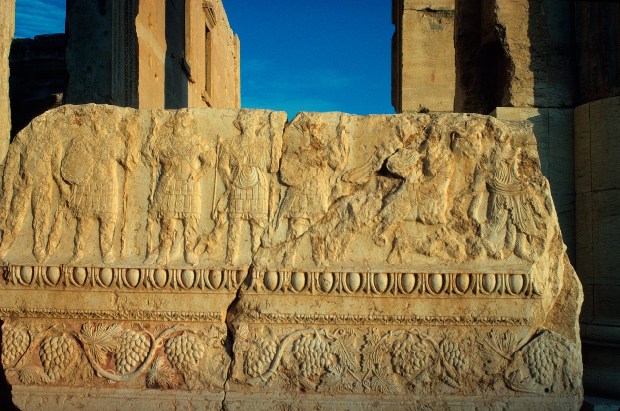 Sarkofagpanel med militærfigurer udskåret i lavrelief af Roman