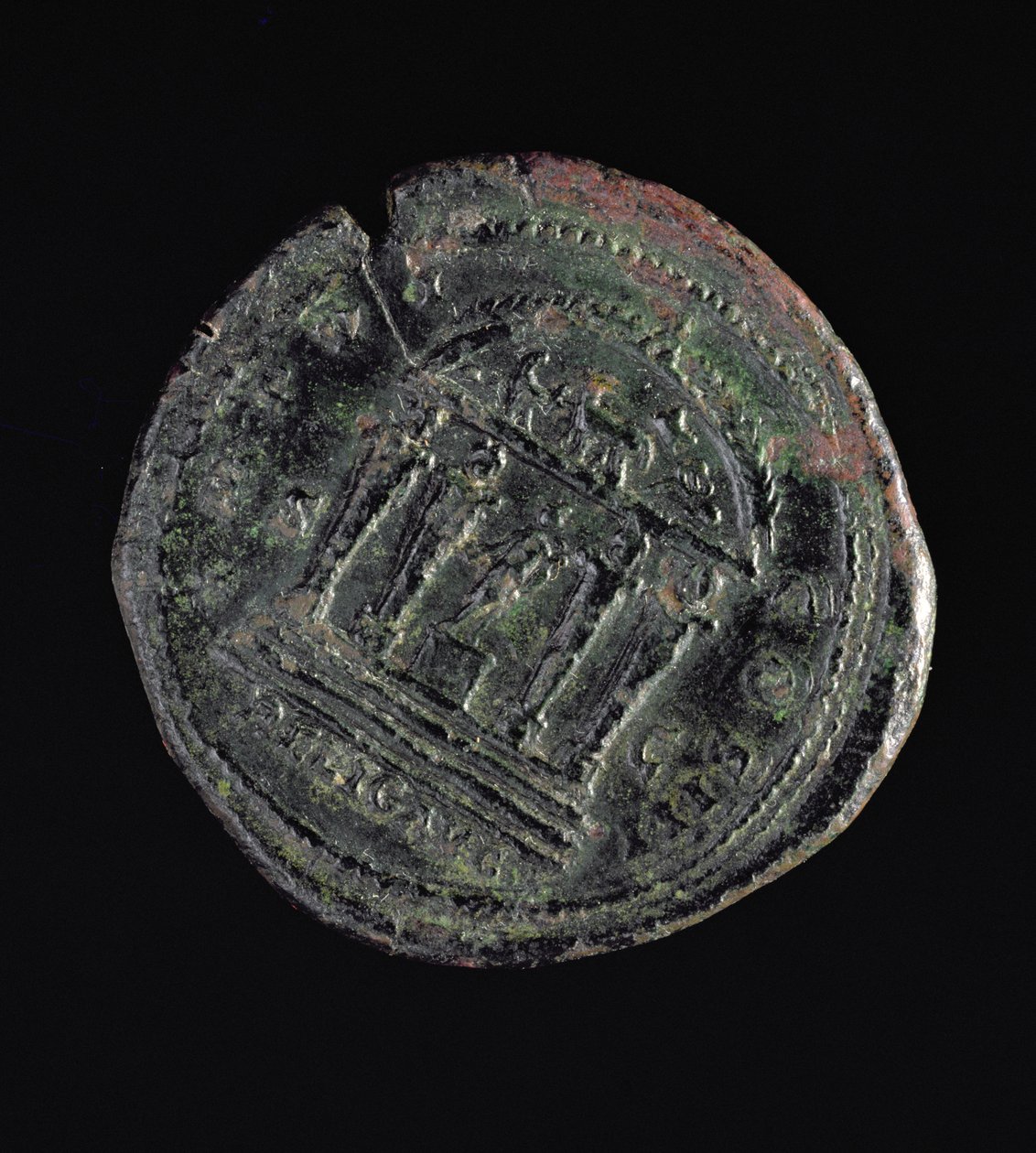 Sestertius (omvendt) præget af Marcus Aurelius (AD 161-AD 180) forestillende tempel med fire søjler med hoveder på toppen (bronze) Indskrift: IMP VI COS III S C RELIG AVG (for forside se 119154) af Roman