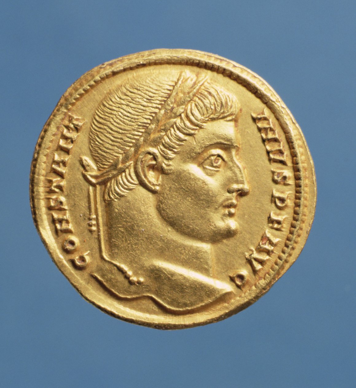Solidus (forside) af Konstantin I, den Store (306-337) iført laurbærkrans. (guld) Indskrift: CONSTANTINVS P F AVG af Roman