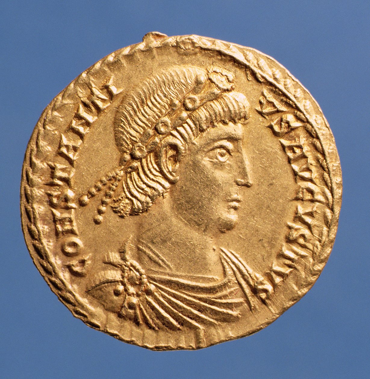 Solidus (forsiden) af Constantinius II (337-361) draperet, iført et juvelbesat diadem. Indskrift: CONSTANTIVS AVGVSTVS (guld) af Roman