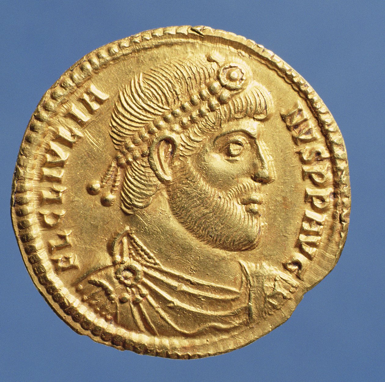 Solidus (forside) af Julian den Frafaldne (361-363) draperet, cuirassed, iført diadem. Indskrift: FL CL IVLIANVS P P AVG (guld) af Roman
