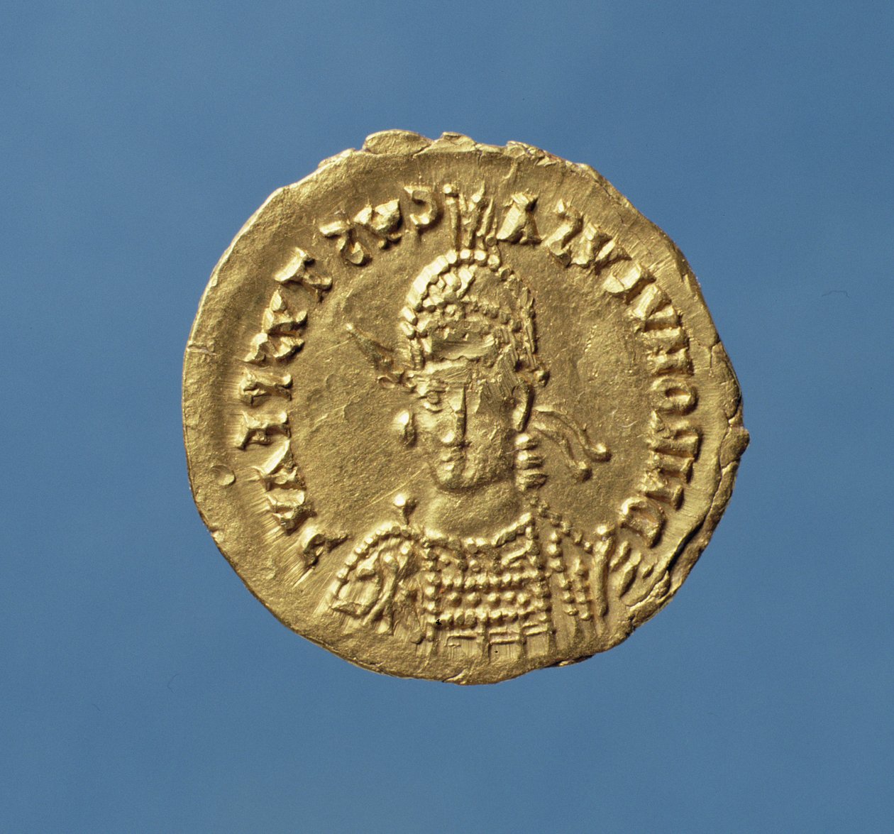 Solidus (forside) af Romulus Augustulus (475-476) med hjelm, kurvet, med spyd over højre skulder, skjold til venstre (guld) Indskrift: D N ROMVLVS AVGVSTVS P F AVG af Roman