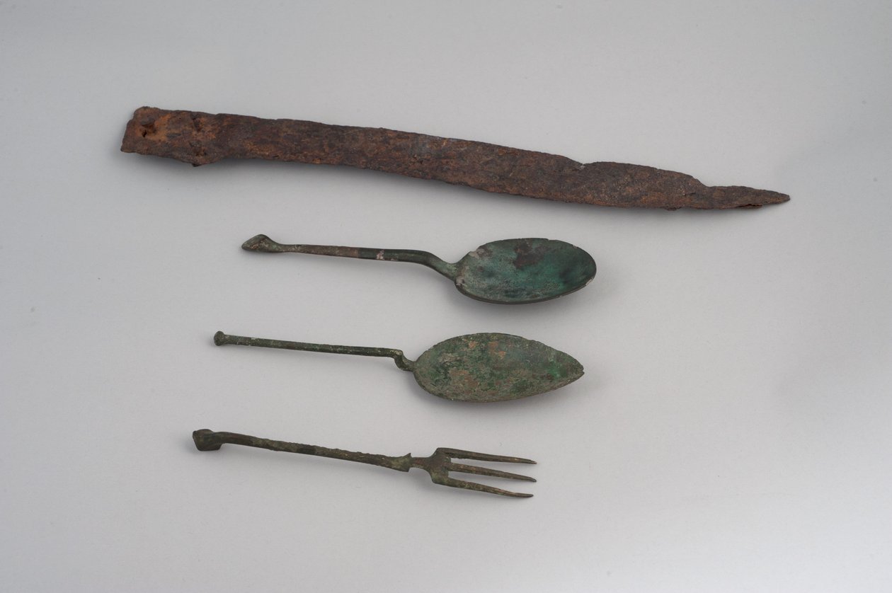 Spiseskeer, kniv og gaffel (jern og bronze) af Roman