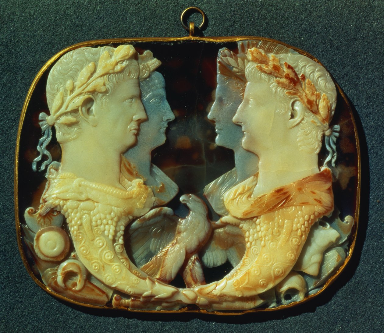 Gemma Claudia, en cameo med profiler af fire romerske kejsere, venstre: Claudius og hans kone Agrippina den Yngre, til højre: Germanicus og hans kone Agrippina den Ældre, 1. århundrede (femlags sar af Roman