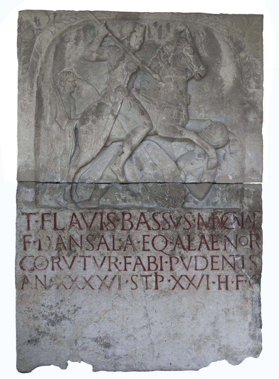 Gravsten for den flaviske æra eques alaris (fløjkavalerist) Titus Flavius ​​​​Bassus, søn af Mucala. En Dansala af Roman