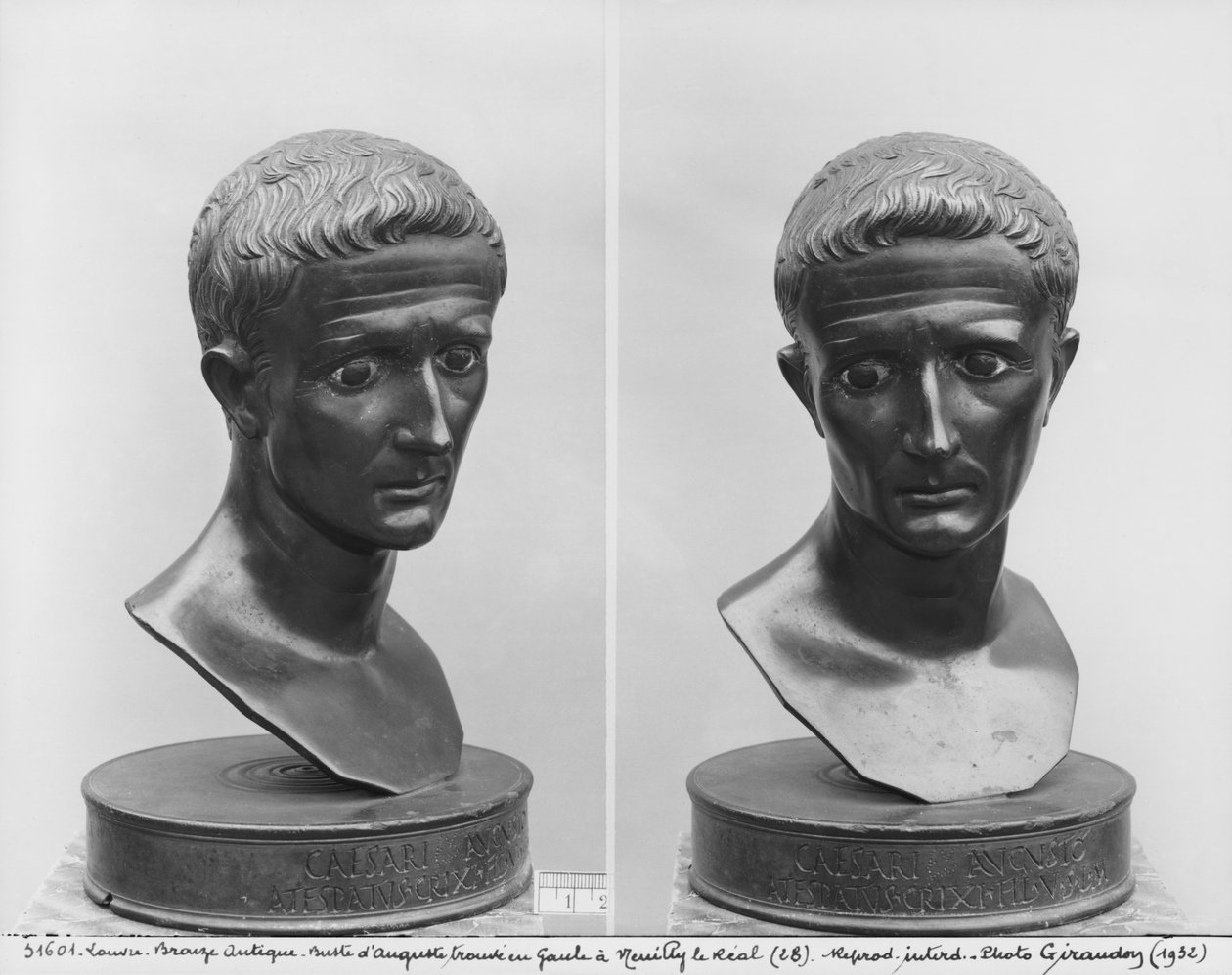 To udsigter af en buste af kejser Augustus (63 f.Kr.-14 e.Kr.) (bronze) af Roman