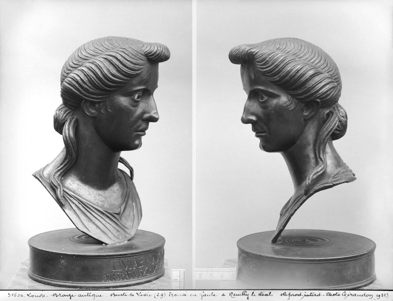 To syner af en buste af Livia (58 f.Kr.-29 e.Kr.) (bronze) af Roman