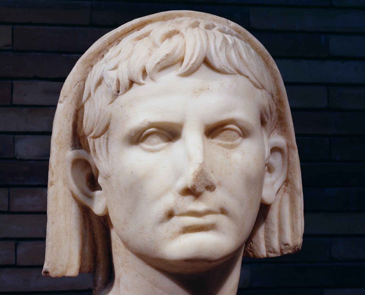 Tilsløret hoved af kejser Augustus marmordetalje af 696582 af Roman
