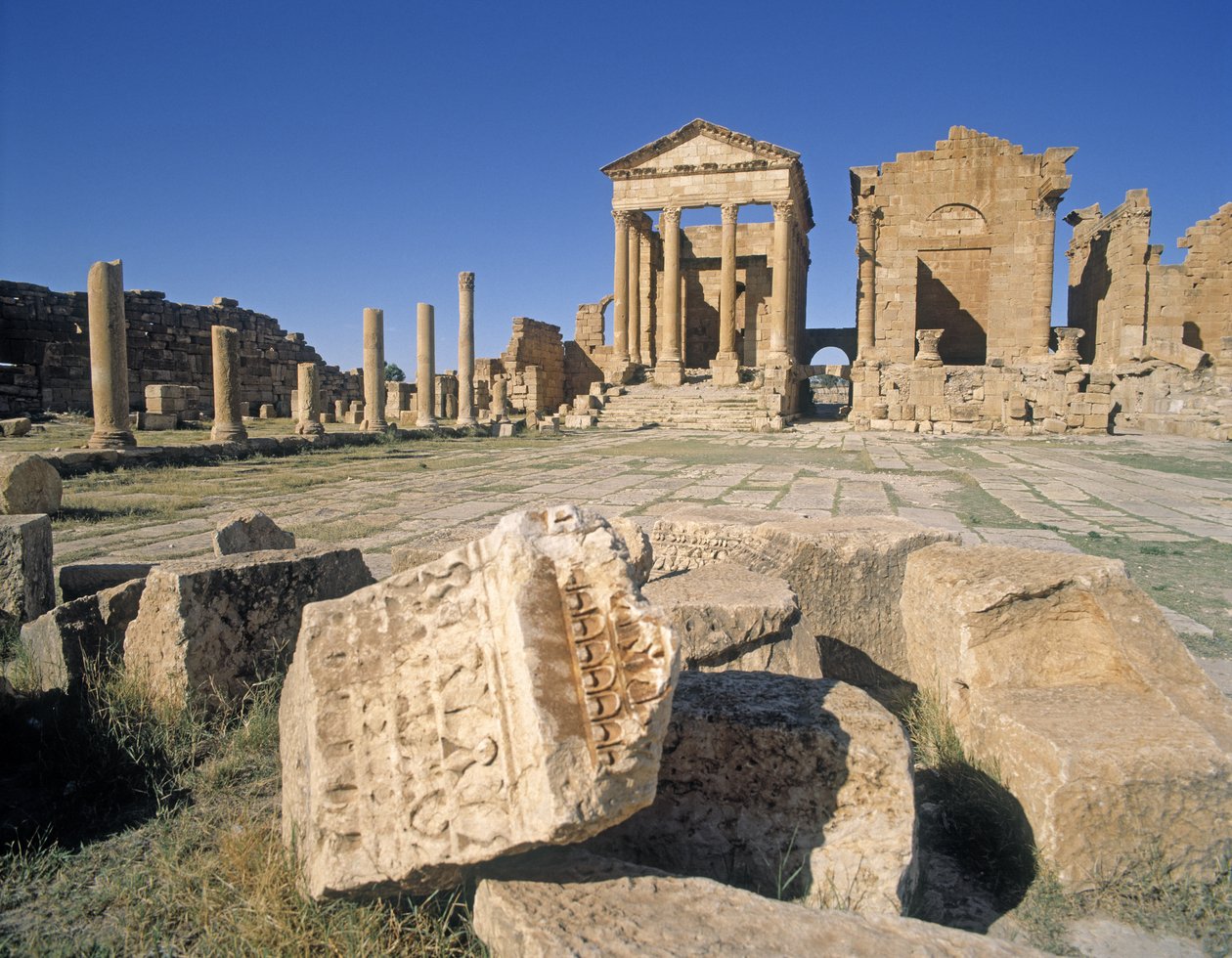 Udsigt over forummet med templerne Jupiter, Juno og Minerva, Sufetula af Roman