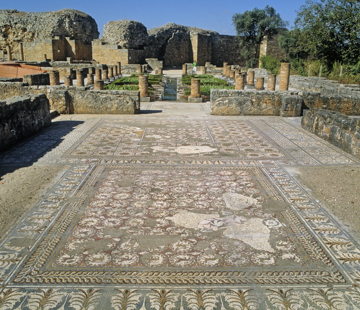 Udsigt over ruinerne og et mosaikgulv af Roman