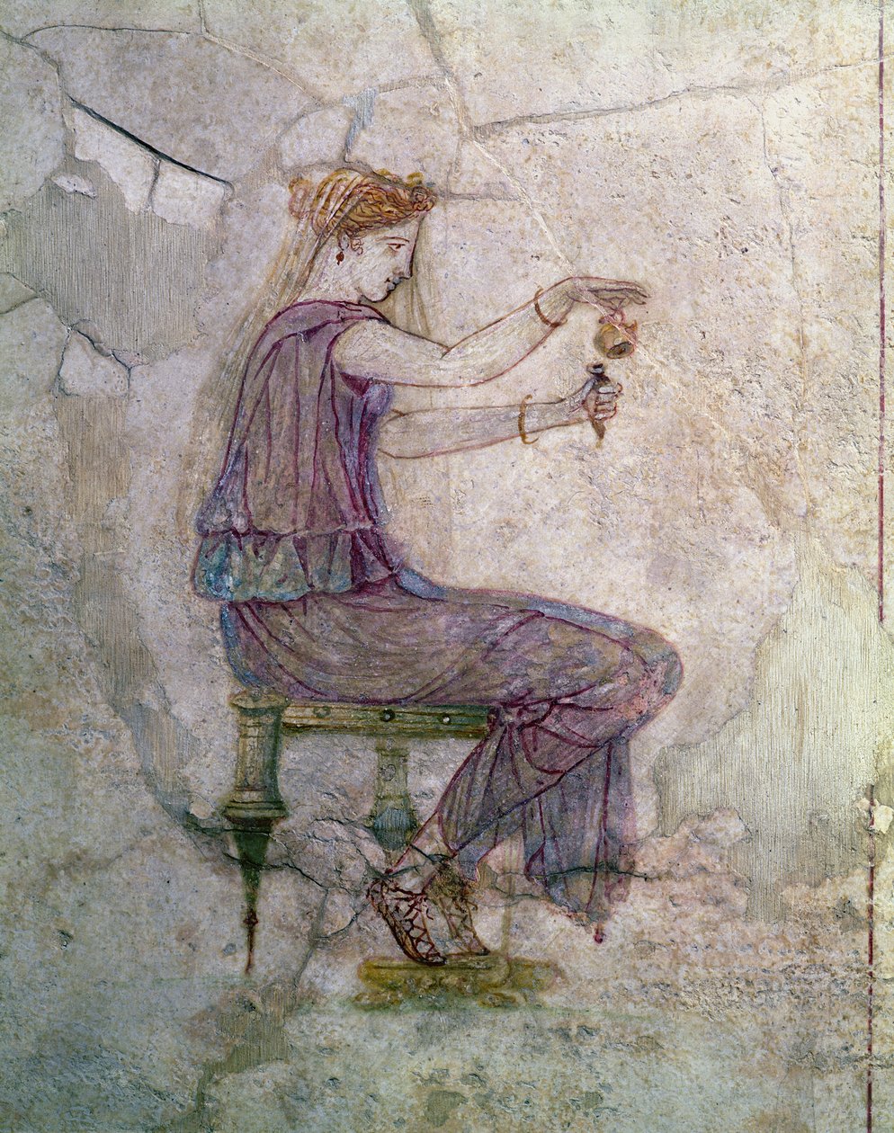 Kvinde hælder parfume i et hylster af Roman