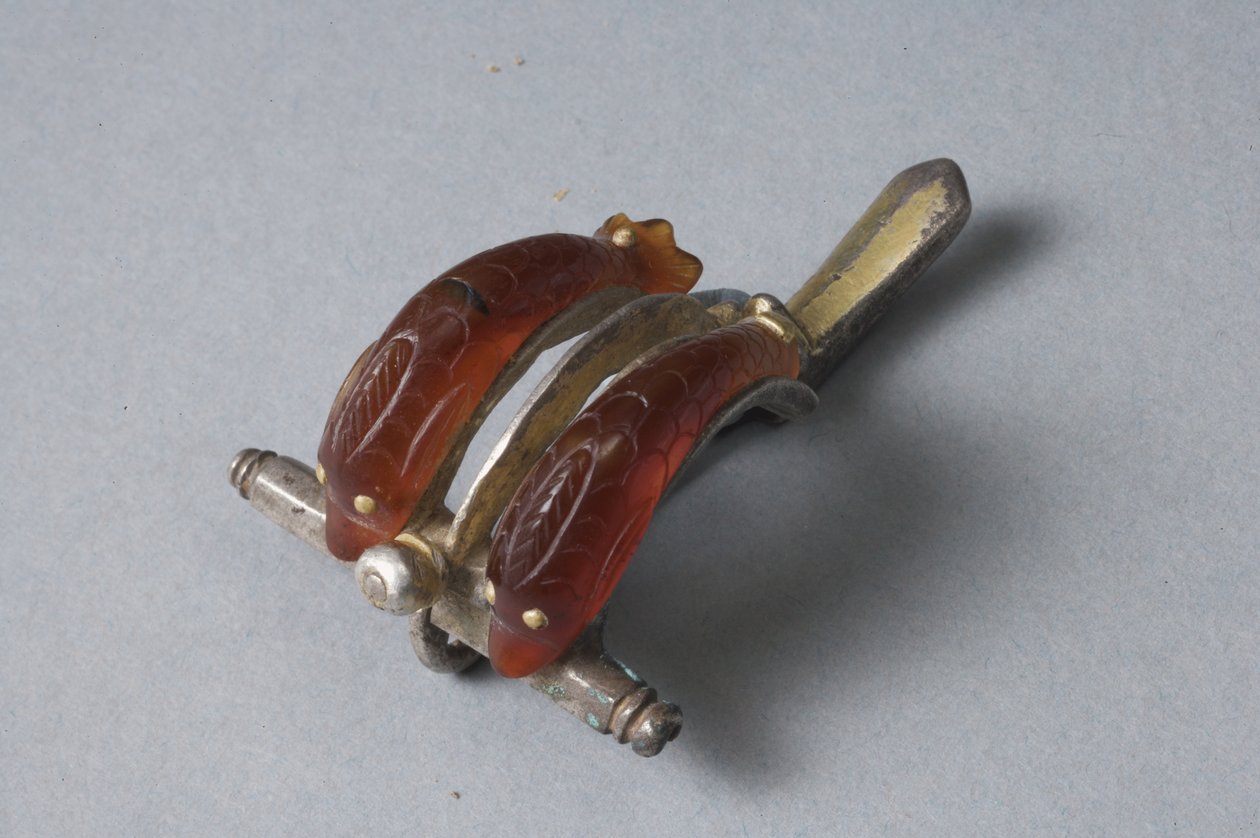 Fibula med delfiner (karneol, guld og sølv) af Roman Imperial Period