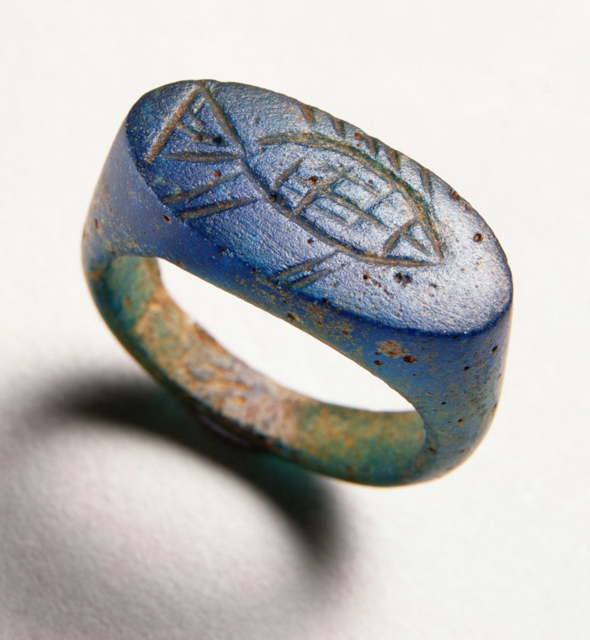 Fingerring med indgraveret fisk (blåt glas) af Roman Period Egyptian